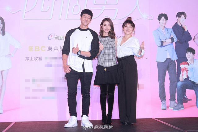 李毓芬(中)剧中一家人