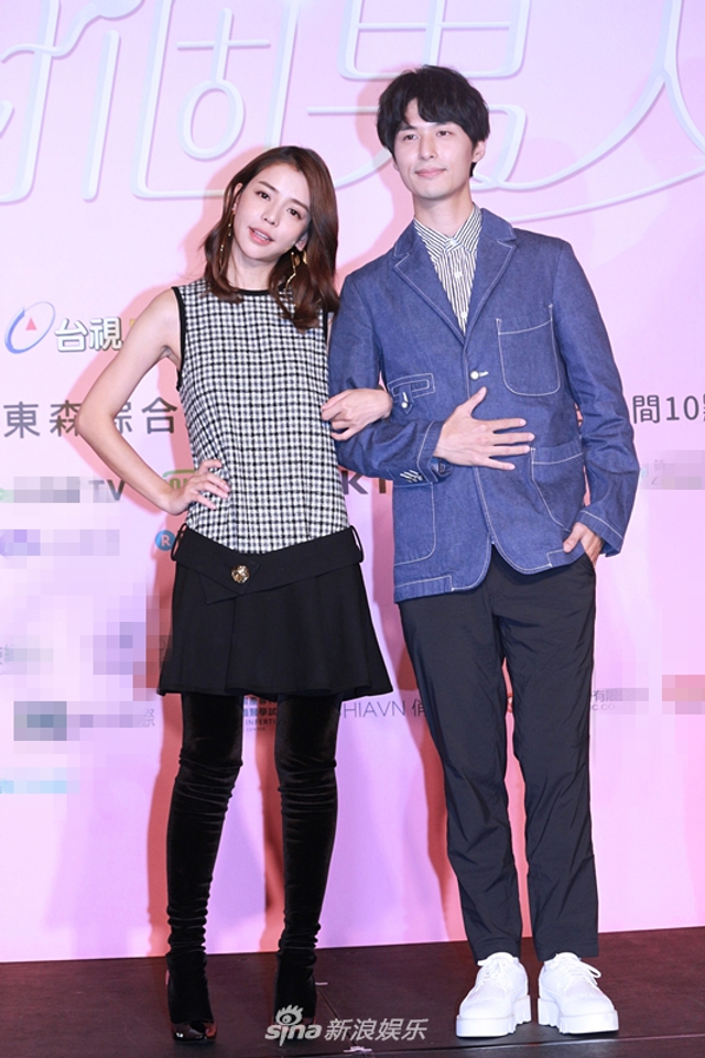 李毓芬(左)和严爵片中情感纠葛