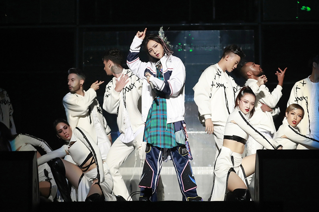 周笔畅巡演首站广州唱响 全程高跟鞋玩唱跳