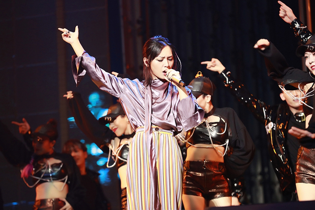 周笔畅巡演全程高跟鞋玩唱跳