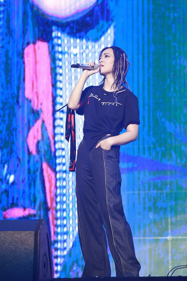 周笔畅巡演全程高跟鞋玩唱跳