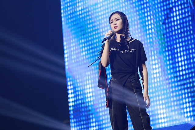 周笔畅巡演全程高跟鞋玩唱跳