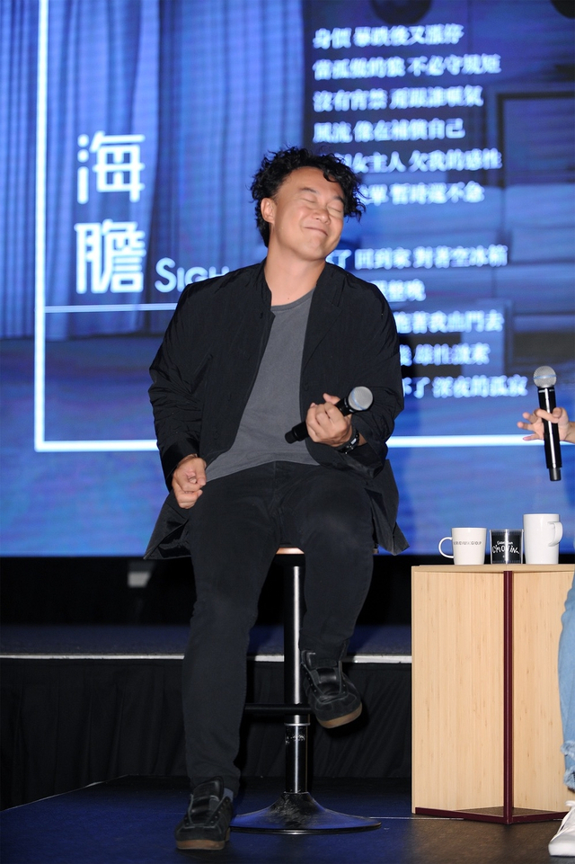 组图：陈奕迅不惧台风办新歌抢听会 现场分享心得