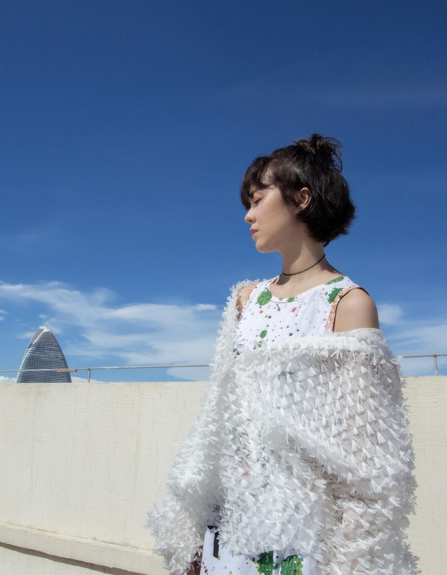 郁可唯曝光夏日写真 扎起丸子头文艺又甜美