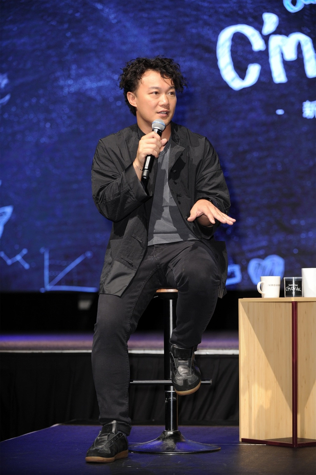组图：陈奕迅不惧台风办新歌抢听会 现场分享心得