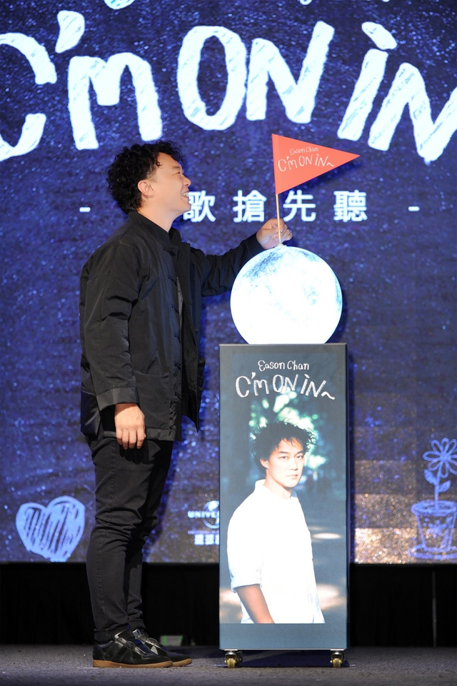 组图：陈奕迅不惧台风办新歌抢听会 现场分享心得