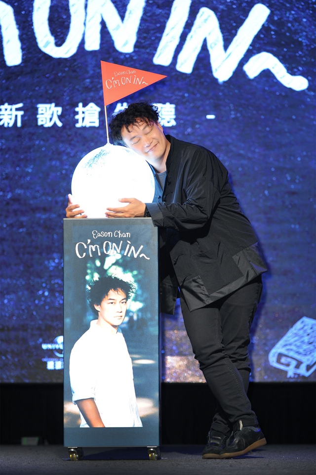 组图：陈奕迅不惧台风办新歌抢听会 现场分享心得