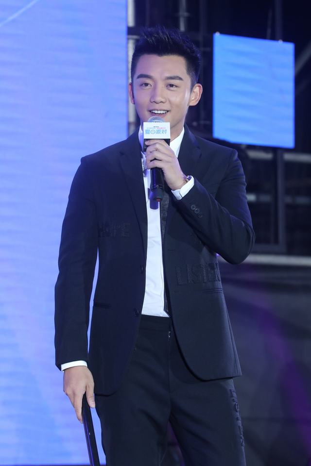 郑恺帅气亮相为粉丝梳头