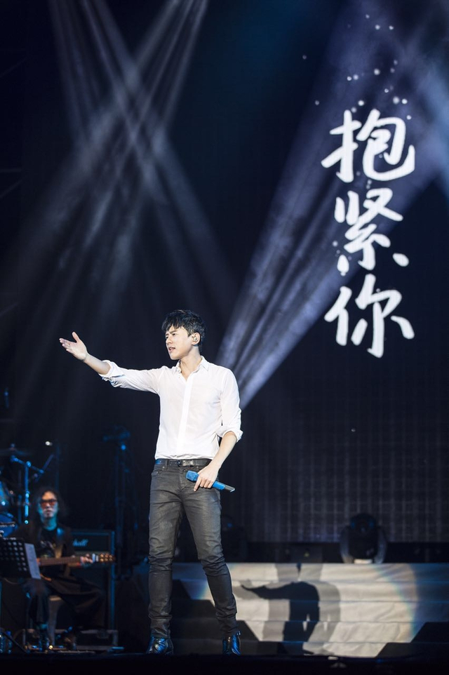 组图：张杰演唱会长沙站落幕 张碧晨惊喜现身合唱
