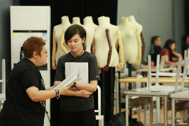 韩红现身音乐剧排练厅现场 与郁可唯同场对戏