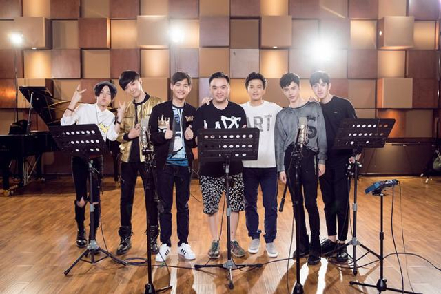 组图：李健与快男战队《完美坚持》MV首发 展美好期许