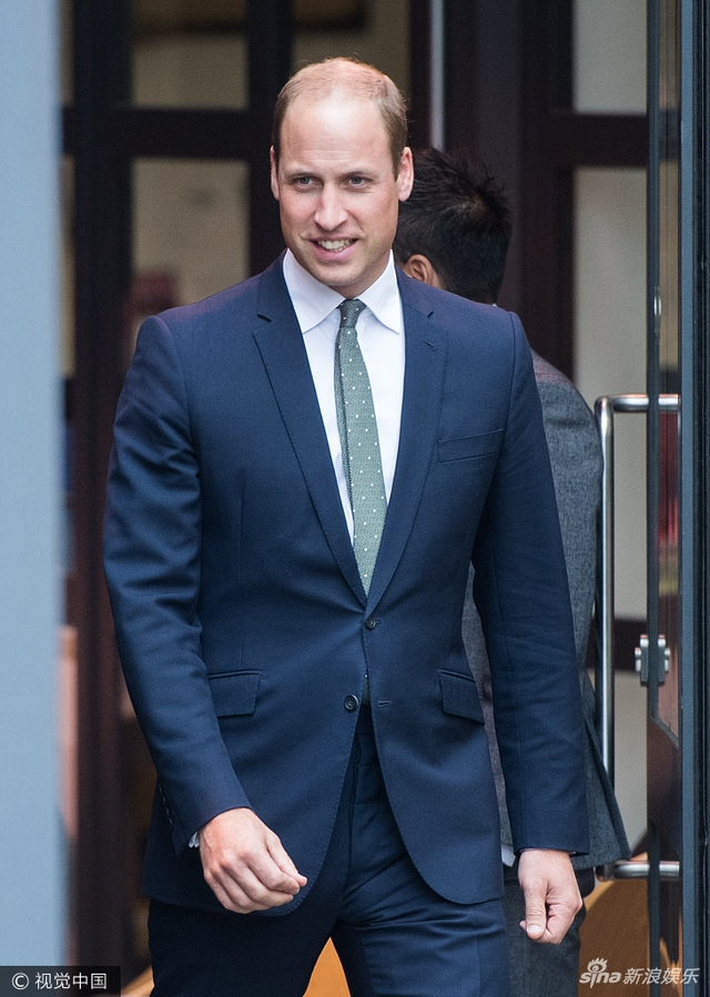 威廉王子宣布再当爹后首现身 全程嘴角上扬蹲地逗娃