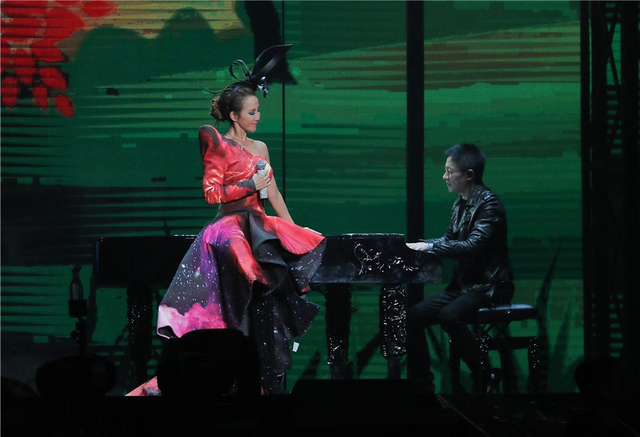 CoCo李玟巡演唱响武汉