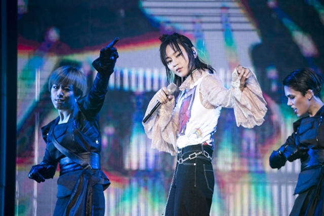 周笔畅上海站演唱会首唱新歌