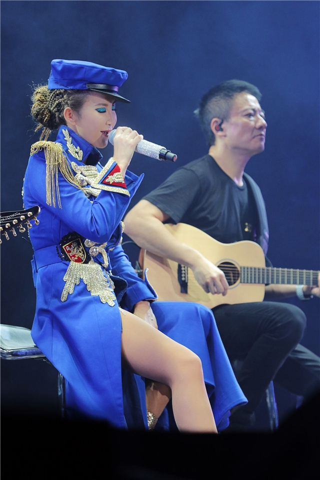 CoCo李玟巡演唱响武汉