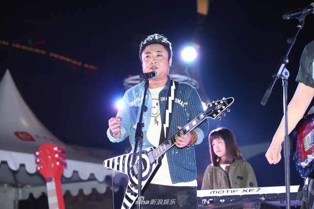 组图：缝纫机乐队首演 大鹏称范冰冰婚礼想做娘家人