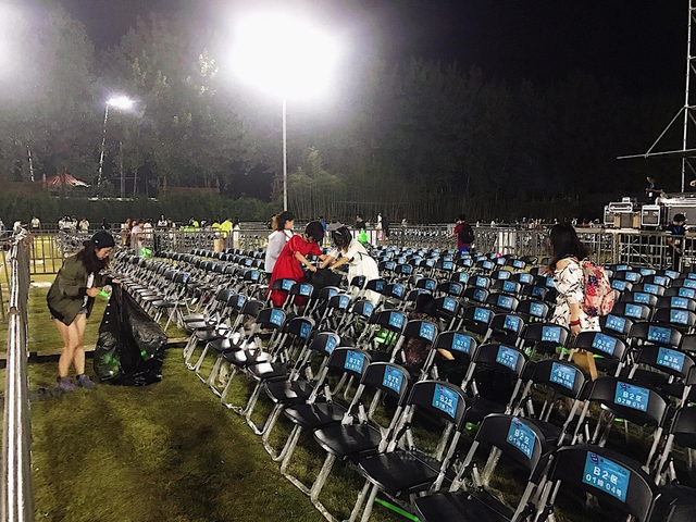 组图：大张伟南京演唱会台上穿公主裙 粉丝穿婚纱观看