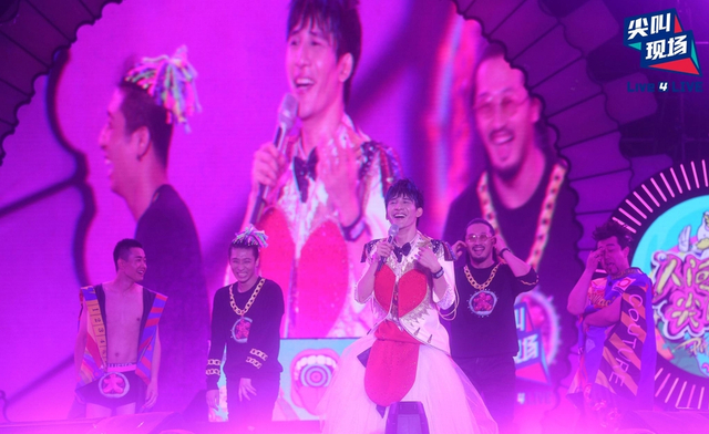 大张伟南京演唱会台上穿公主裙 粉丝穿婚纱观看