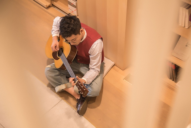 组图:齐一《玩笑话》首发 唱爱情里的痴与卑微