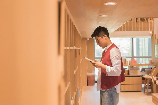 齐一《玩笑话》首发 唱爱情里的痴与卑微