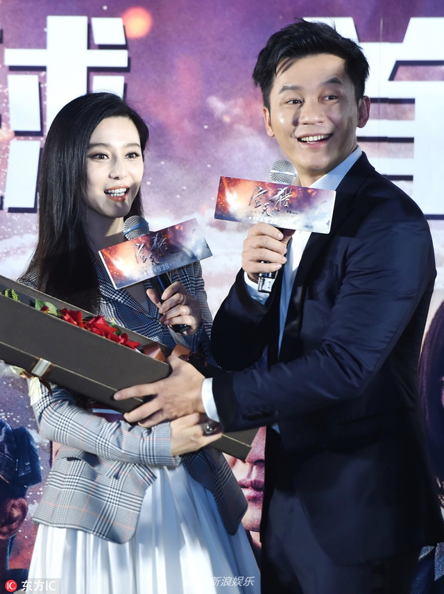 组图：范冰冰在李晨身旁变软萌小女人 彼此爱意藏不住