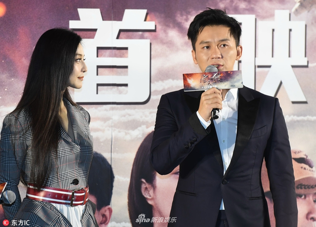 组图：范冰冰在李晨身旁变软萌小女人 彼此爱意藏不住