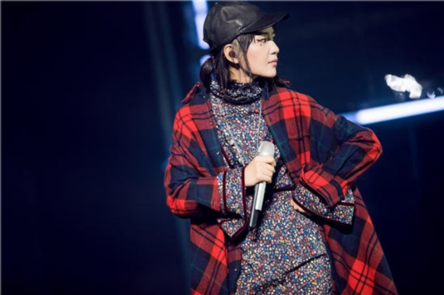 组图：周笔畅北京个唱曝新海报 冷酷眼神彰显自信态度