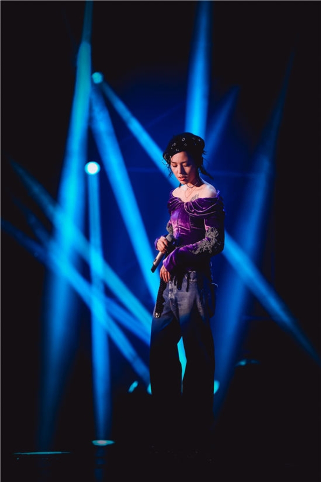 组图：周笔畅北京个唱曝新海报 冷酷眼神彰显自信态度