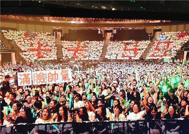 组图：周笔畅北京个唱曝新海报 冷酷眼神彰显自信态度