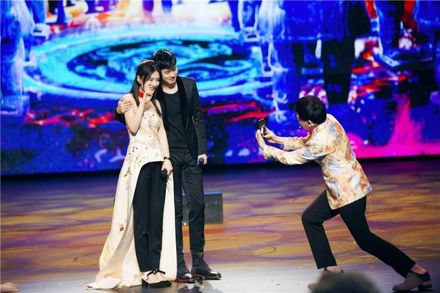 张杰谢娜一起登台