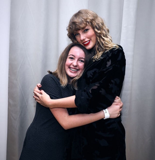 毫无明星架子!霉霉与粉丝合影又搂又抱还送亲亲