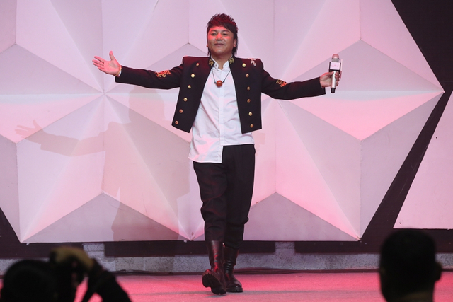 索朗扎西亮相致意