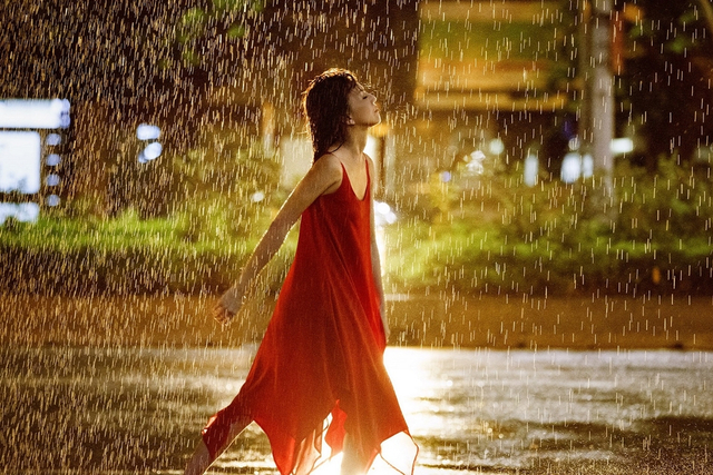 组图：孙燕姿执导《跳舞的梵谷》MV 淋雨跳舞样样来
