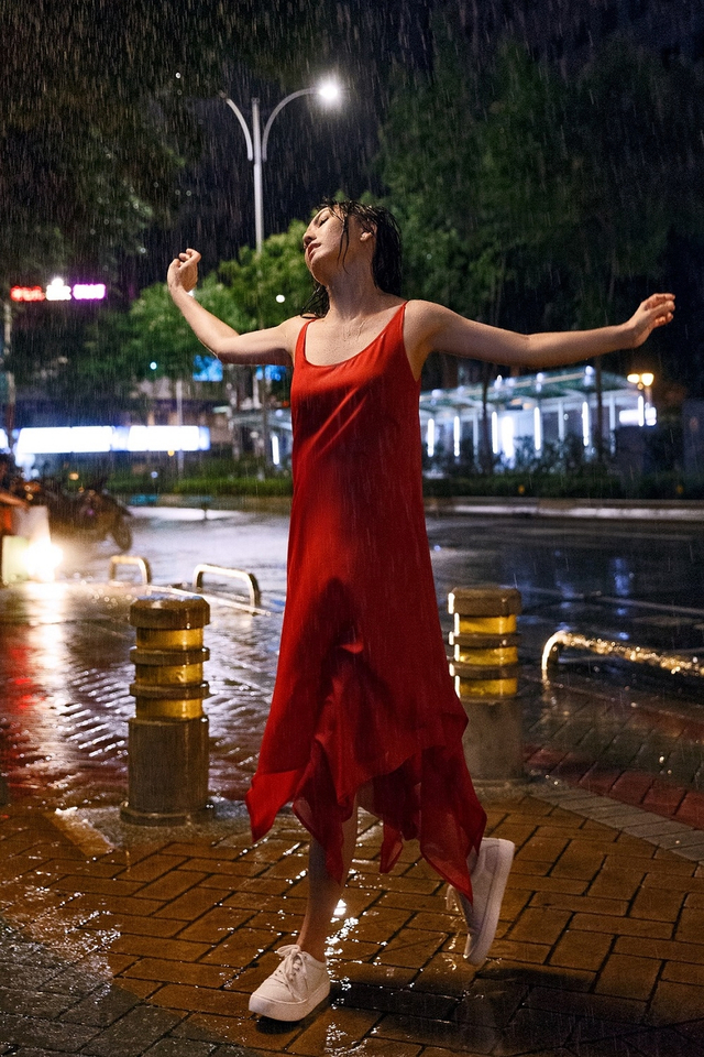 组图：孙燕姿执导《跳舞的梵谷》MV 淋雨跳舞样样来