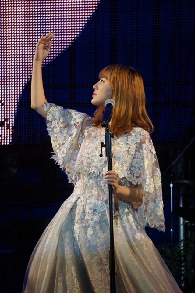组图：阿兰亮相中日文化交流节 唱出道曲泪洒现场