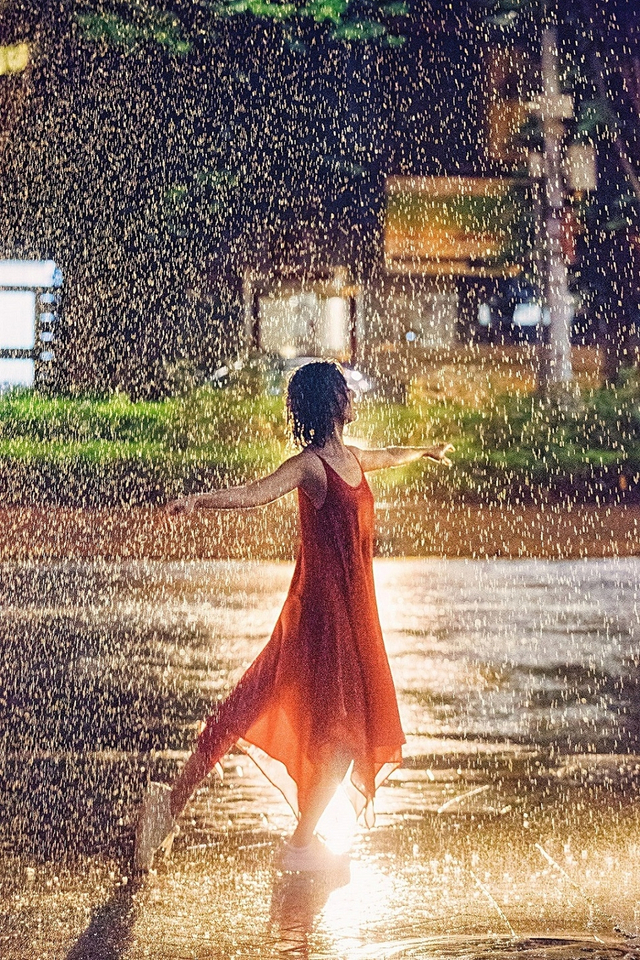 组图：孙燕姿执导《跳舞的梵谷》MV 淋雨跳舞样样来