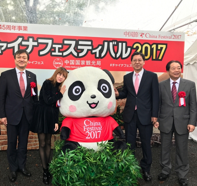 组图：阿兰亮相中日文化交流节 唱出道曲泪洒现场