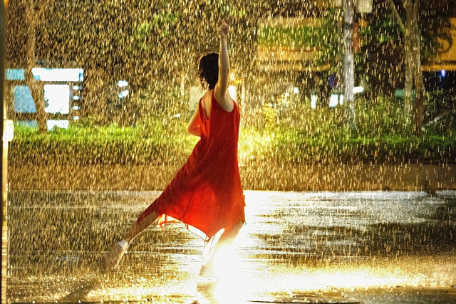 组图：孙燕姿执导《跳舞的梵谷》MV 淋雨跳舞样样来