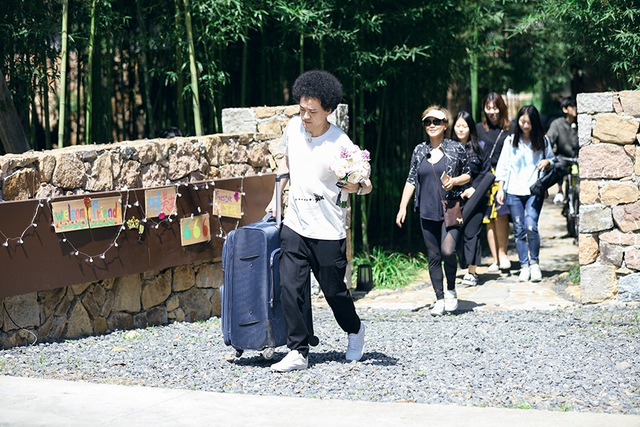 组图：青春旅社王源成主厨 王嘉尔上演B-BOX版《白蛇传》