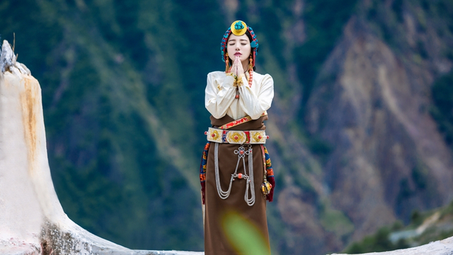 组图：阿兰《美人谷》MV上线 唯美镜头诠释人生感悟