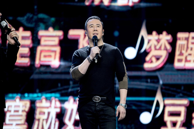 组图：杨坤唱《远走高飞》 改编融合U2摇滚曲目