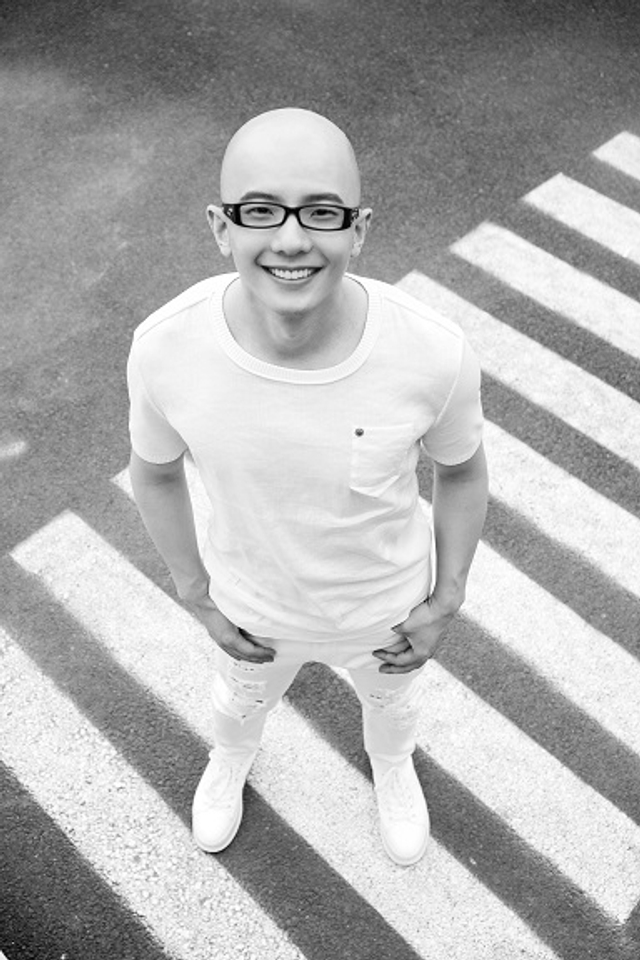 组图：平安最新写真曝光 蓝白条纹外套低调优雅