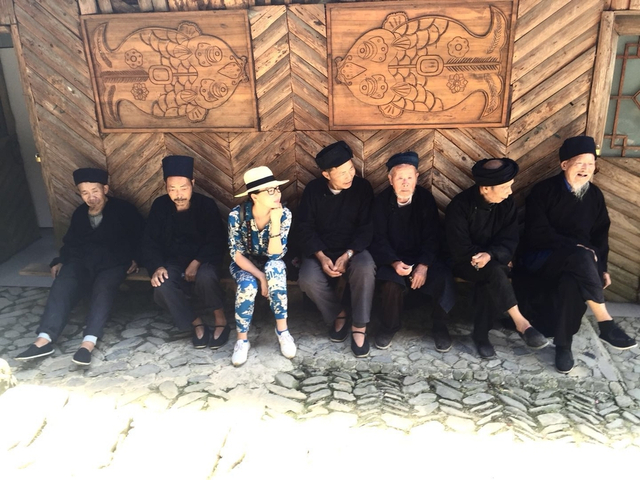 组图：阿朵宣布回归娱乐圈 采风照曝光文艺范十足