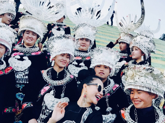 组图：阿朵宣布回归娱乐圈 采风照曝光文艺范十足