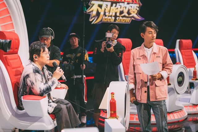 组图：杨黎唱《星星点灯》 诠释新时代的自我激励