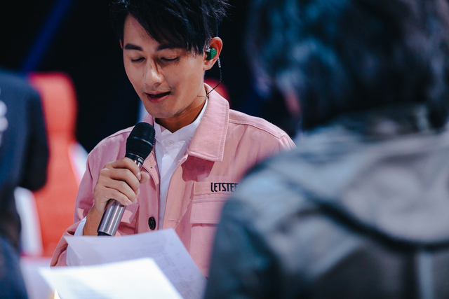 组图：杨黎唱《星星点灯》 诠释新时代的自我激励