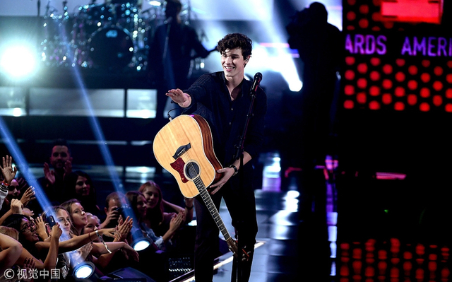 肖恩·蒙德兹挥手