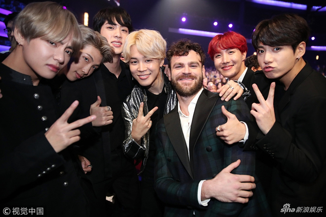 防弹少年团和亚历克斯·鲍尔合影比V
