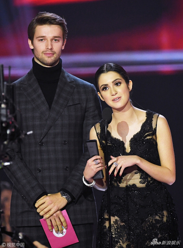 劳拉·马兰洛和施瓦辛格儿子颁奖