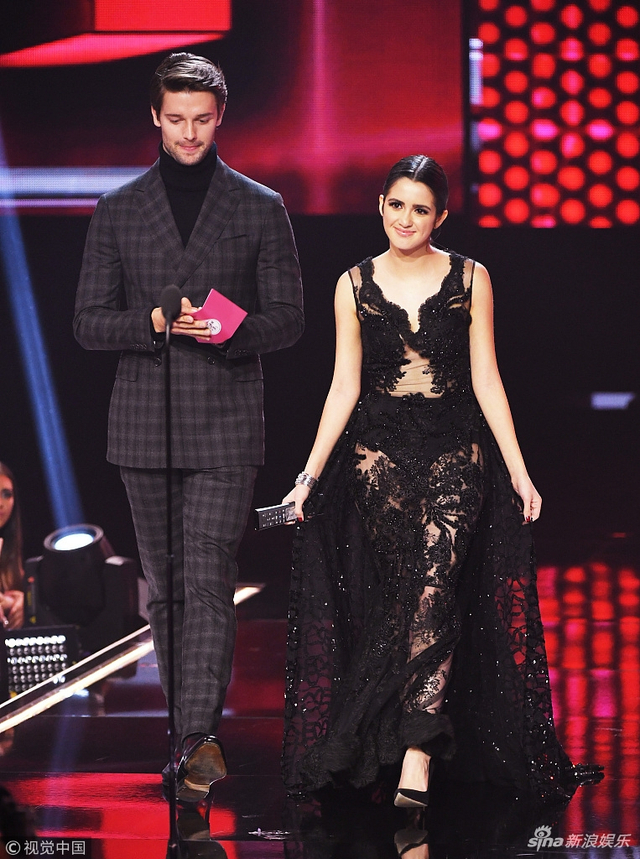 劳拉·马兰洛与施瓦辛格儿子颁奖